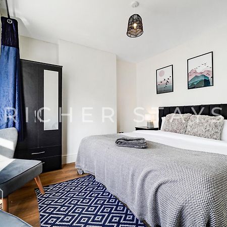 Watford Large 5Br Home - Contractors & Families エクステリア 写真