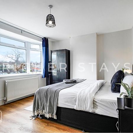 Watford Large 5Br Home - Contractors & Families エクステリア 写真