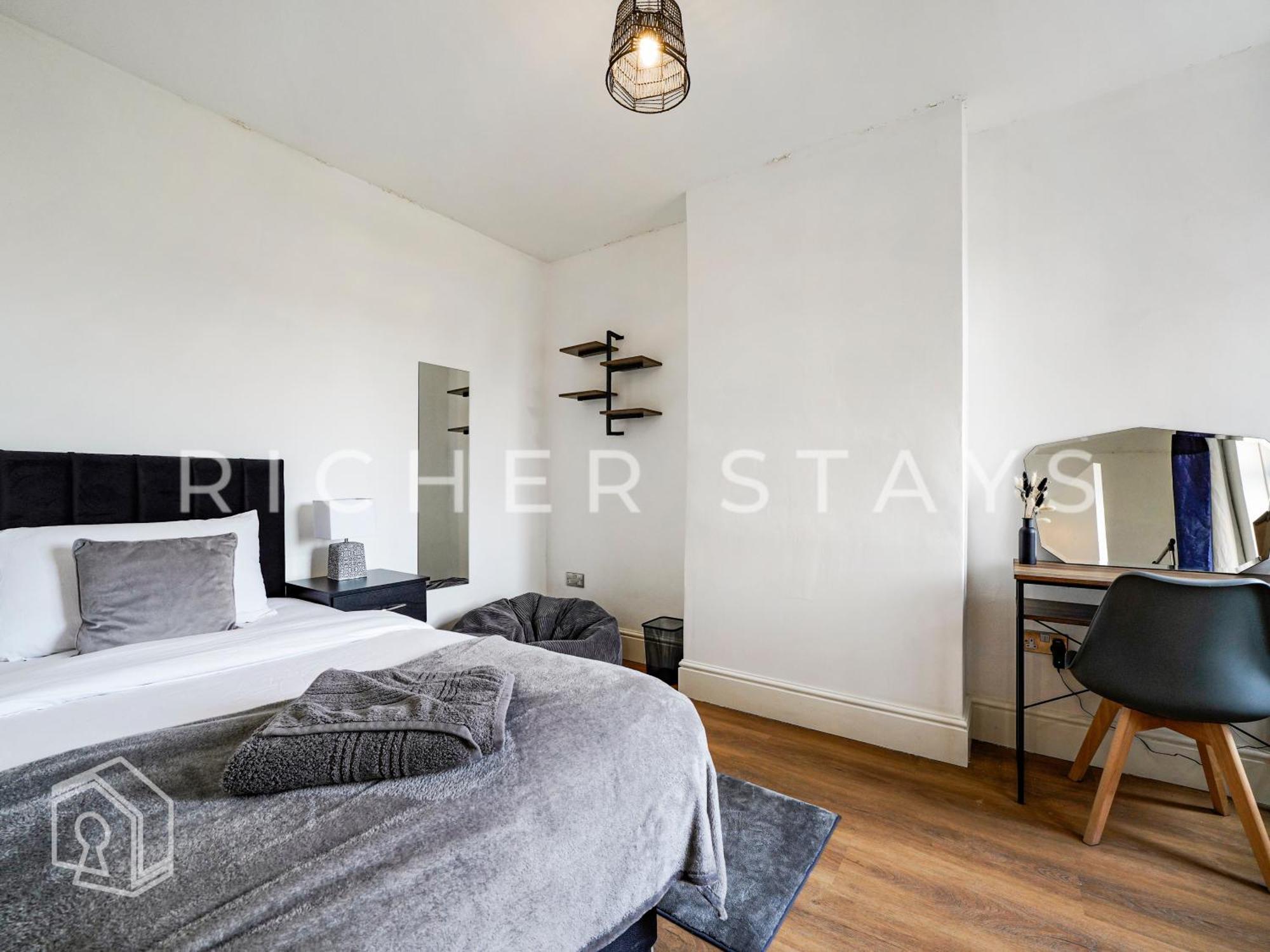 Watford Large 5Br Home - Contractors & Families エクステリア 写真
