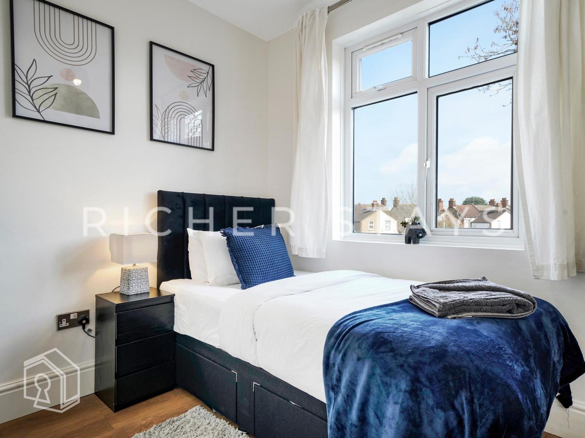 Watford Large 5Br Home - Contractors & Families エクステリア 写真