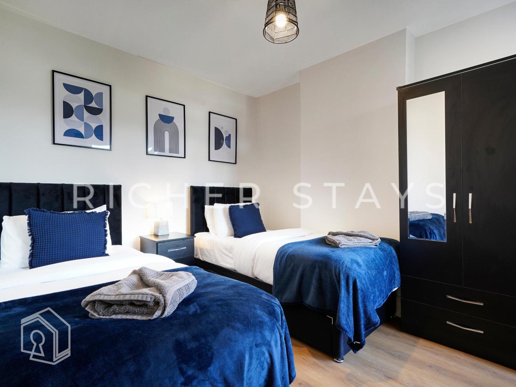 Watford Large 5Br Home - Contractors & Families エクステリア 写真